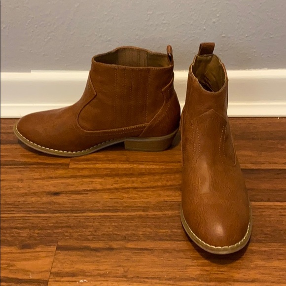 Universal Thread Shoes - Size 6 1/2 short boots